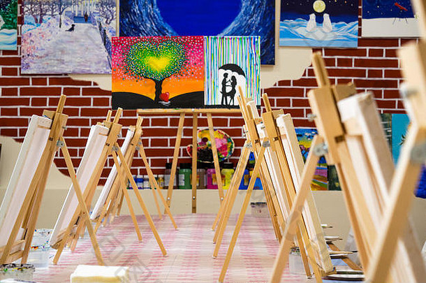 俄罗斯基洛夫——2017年6月23日：在当地艺术工作室的长桌上，画布排成一排，为艺术大师班做准备