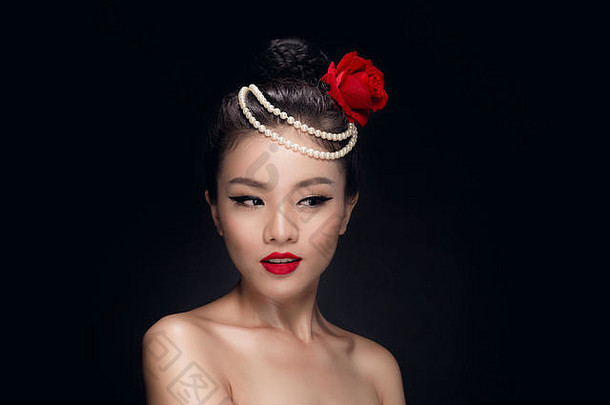 时尚工作室拍摄了一位留着复古发型的年轻亚洲美女。红玫瑰画像