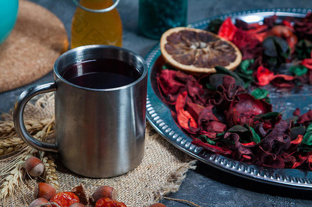 红色的热芙蓉茶玻璃杯子木表格玫瑰花瓣干茶蛋奶沙司carcade