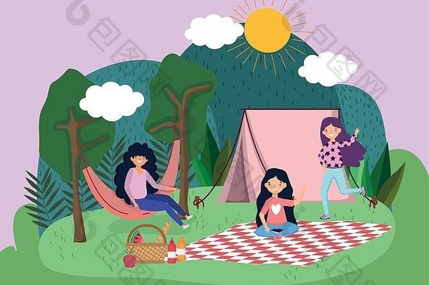 带着帐篷和毯子的年轻妇女在公园里野餐