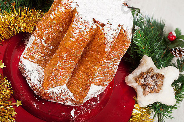 圣诞节典型的意大利潘多罗蛋糕
