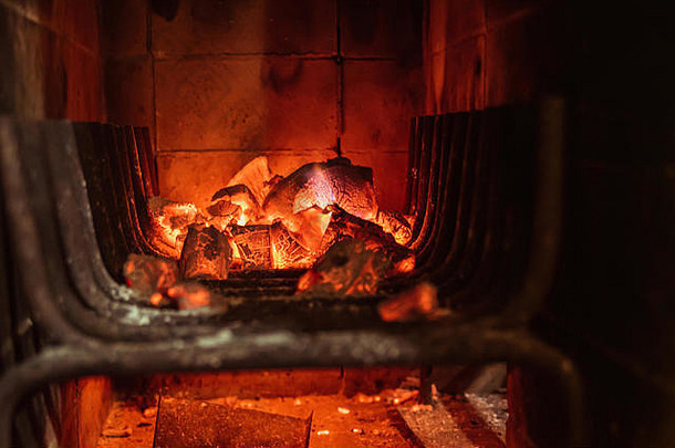 在烧烤炉里燃烧着炽热的煤炭和树木。炽热燃烧的木炭、烧烤、红火和灰烬。周末娱乐<strong>背景</strong>。特写镜头