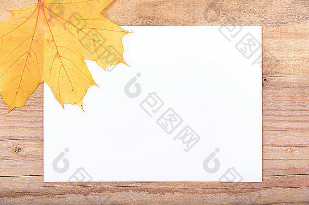 木质结构上有秋叶的白色床单。