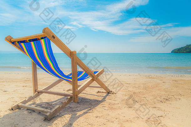 其中一个海滩位于蓝天和夏日大海背景下的白色沙滩上。<strong>暑期</strong>、假期、<strong>旅游</strong>和假期概念。