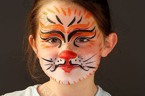 肖像年轻的女孩年穿老虎脸油漆