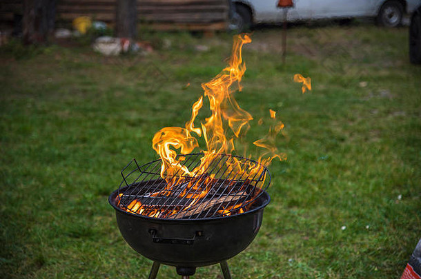 烧烤火焰，烤架上的明火