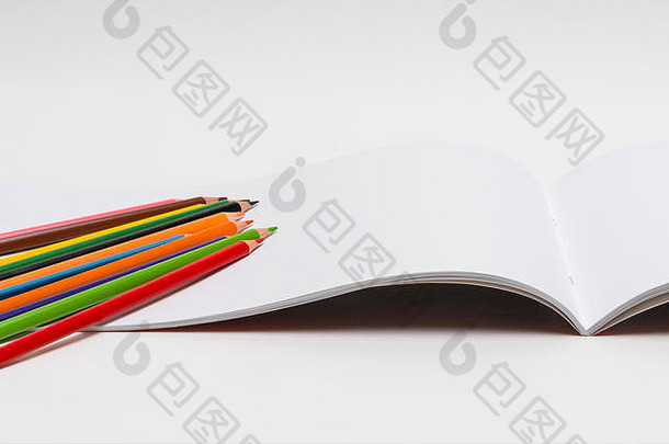 在白色背景上绘制<strong>画册</strong>和彩色铅笔。返校