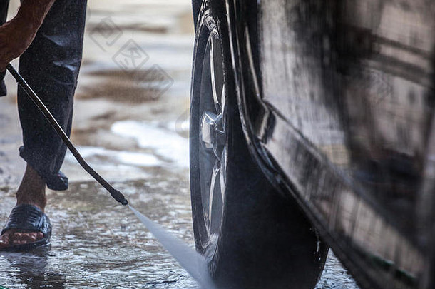 洗车。用高压水和泡沫清洁汽车。