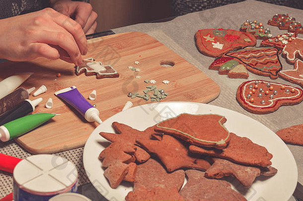色彩斑斓的圣诞节姜饼男人。树饼干显示手使装饰饼干圣诞节概念