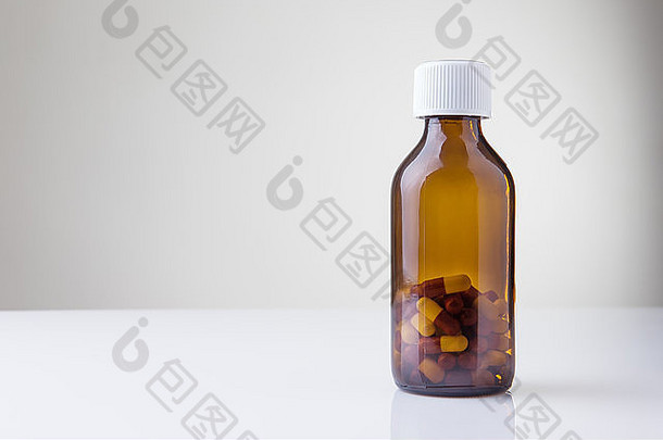 药丸瓶药片瓶拍摄工作室白色有机玻璃背景
