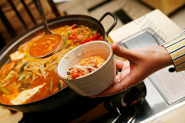令人愉悦的健康亚洲厨房-美味营养的<strong>韩国</strong>汤，配面条和海鲜