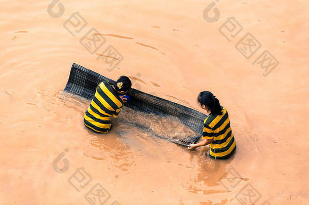 洪水引起的热带风暴河小镇马来西亚