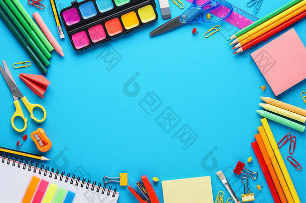 色彩斑斓的文具蓝色的背景回来学校框架背景复制空间