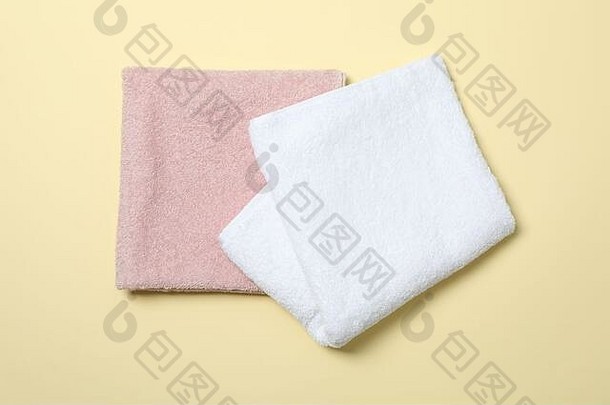 米色背景彩色毛巾，俯视图
