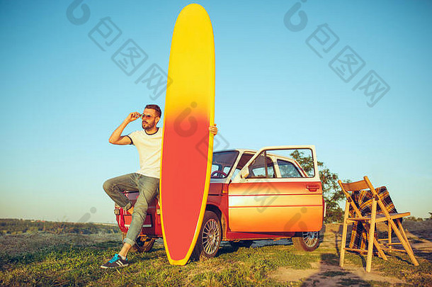 冲浪板、汽车、人。