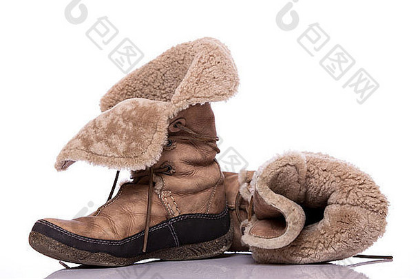 冬天温暖的棕色（的）皮毛鞋子白色背景