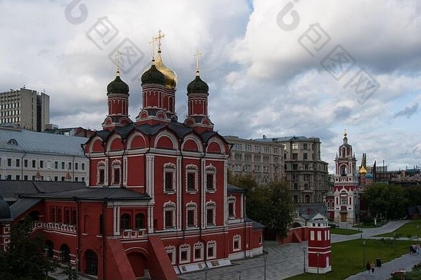 城市景观是夏季莫斯科的景色。城市，建筑，房屋，建筑，哥特式。晴空万里，雨前乌云密布。阴<strong>天凉</strong>的