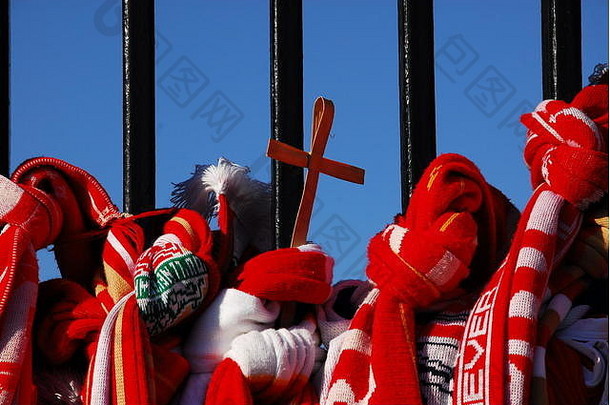 利物浦足球俱乐部的香克利门上系着利物浦足球围巾和十字架。