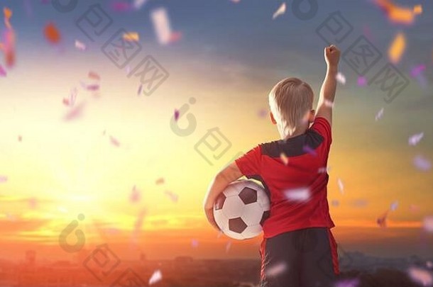 可爱的孩子做梦足球球员男孩玩足球日落
