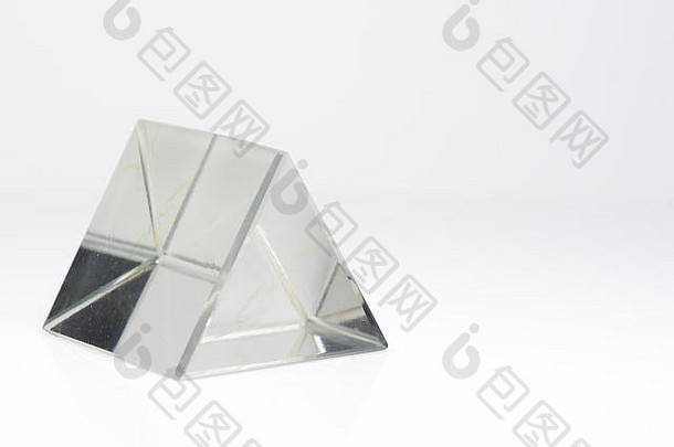 三角清晰的玻璃棱镜孤立的白色背景