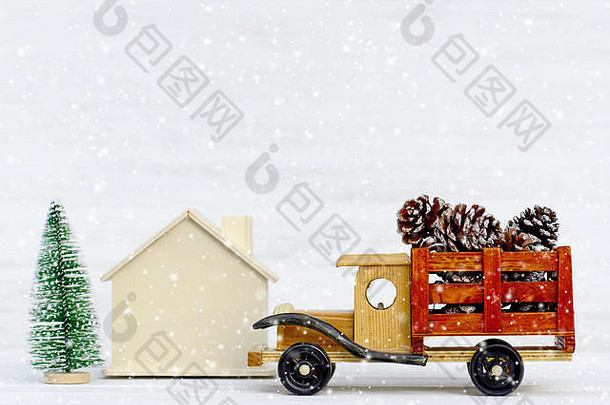 木制白色背景上有圣诞玩具的玩具车
