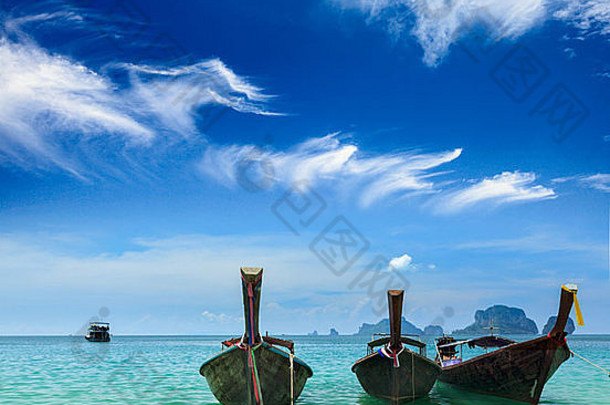 泰国克拉比热带田园诗般海滩（普拉南海滩）上的长尾船