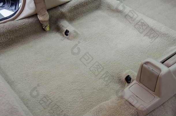 用清洗液成功地了汽车地毯上的污垢。拆卸汽车座椅进行清洁。把汽车地毯弄干净