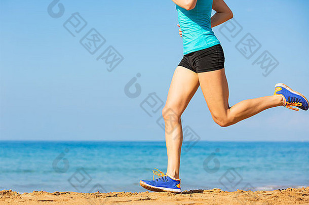 女子沙滩跑步，锻炼健身理念
