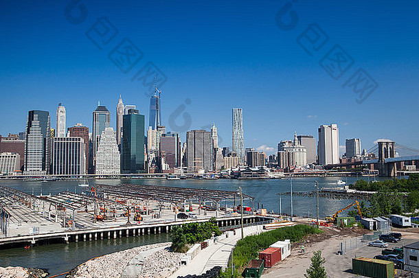 纽约布鲁克林海滨长廊的曼哈顿天际线
