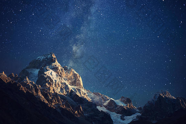 美丽的星夜和乌斯巴山。风格化的图像。斯瓦内蒂格鲁吉亚欧洲。