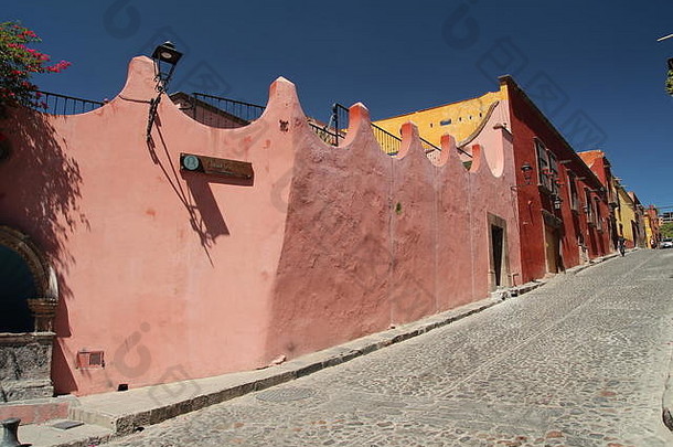墨西哥城市的传统墨西哥建筑。