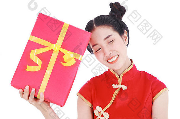 一位手持红色礼盒的年轻女子，在白色背景上展示了中国新年快乐的概念