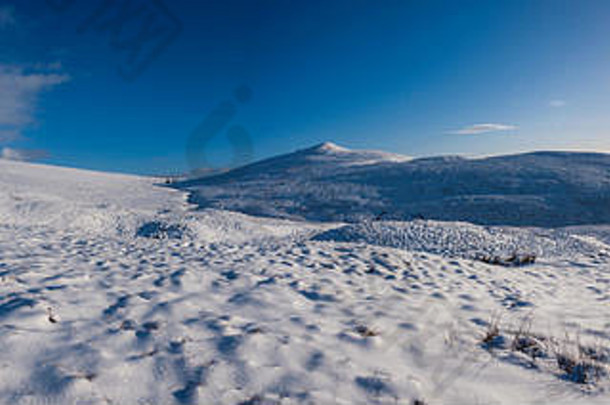 在冬天，可以俯瞰昆斯伯里山（Queensberry Hill），那里有积雪、杜姆弗里斯（Dumfries）、杜姆弗里斯（Dumfries）和加洛韦（Galloway）