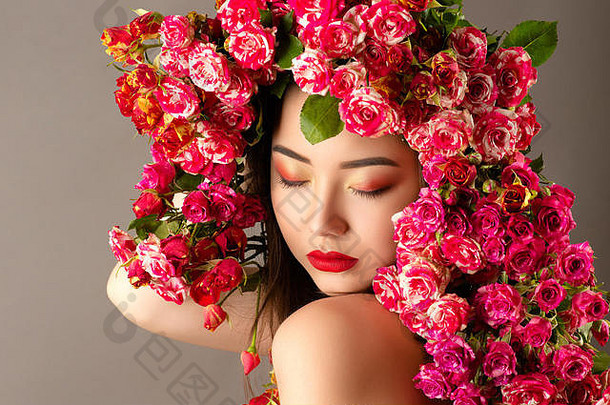 美丽的韩国女孩，浓妆艳抹，头戴玫瑰