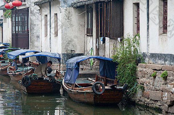 中国江苏省周庄市运河沿岸的房屋