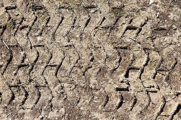 干泥中轮胎脚印的纹理