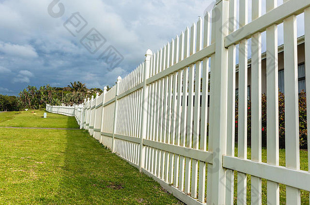 白色边界垂直板条塑料聚氯乙烯栅栏路边草景观