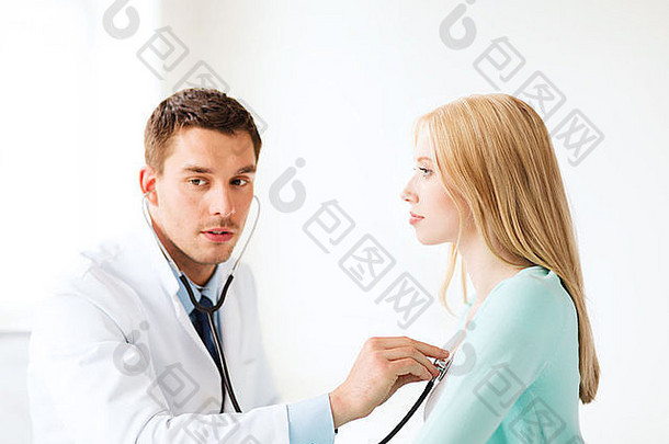医生用听诊器听病人说话