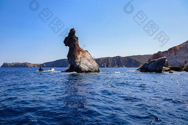 坐在海上的大兔子。一块天然形状像兔子的巨石。<strong>希腊</strong>米洛斯岛。