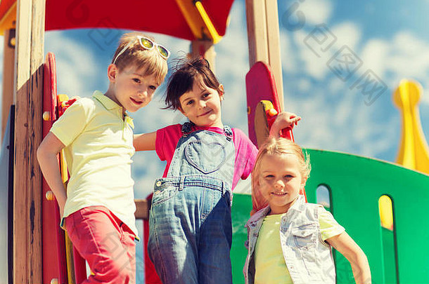 一群快乐的孩子在儿童游乐场上