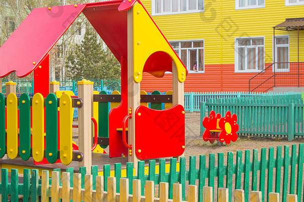 阳光下五颜六色的儿童游乐场和玩具屋。