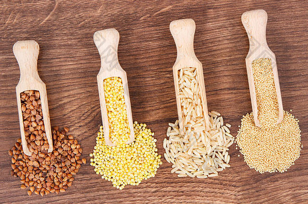 各种谷物、糙米和奎奴亚藜种子堆在乡村木板上，是健康、无麸质食品和营养的概念