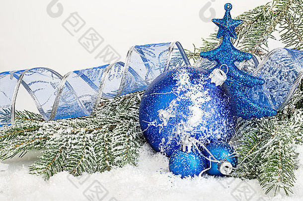 冷杉树上美丽的蓝色圣诞球。圣诞装饰品