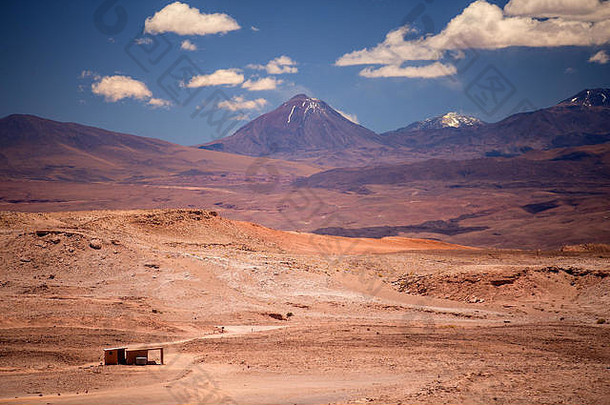 南美洲智利圣佩德罗·德阿塔卡马附近的利坎卡布尔火山美景