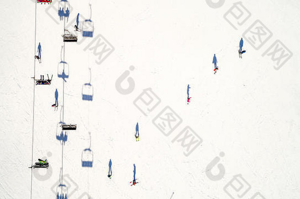 冬季高山滑雪场鸟瞰图。平铺