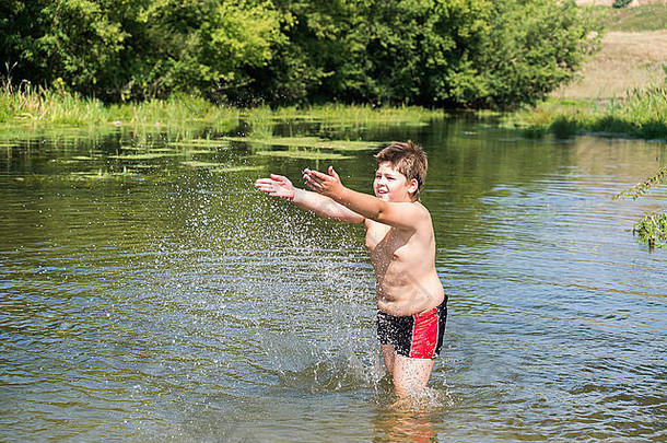 整整10岁的男孩在河里游泳