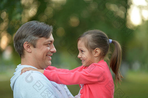 父亲和她的小女儿