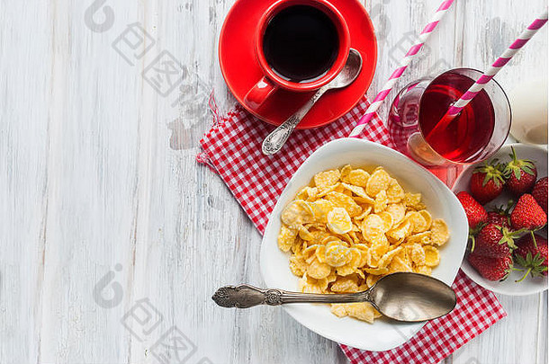 一盘麦片、草莓、一瓶牛奶和一杯咖啡——一份健康的早餐。适当营养的概念。顶视图。空间。