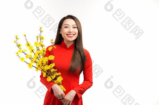 肖像美丽的亚洲女孩戴曼菊黄色的花杏传统的节日
