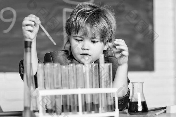 化学分析科学概念神童试验化学男孩显微镜测试管化学学校教室孩子研究化学生物技术药店天才学生